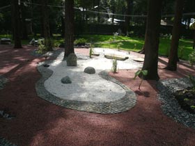 Смысловым центром японского садика является «сухой» ручей. Его обрамляют   насыпные холмы с посадками рододендронов, вересков и хвойников.
