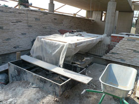 Когда основные работы по строительству столешницы были закончены, мы приступили к строительству водоприёмника. Водоприёмник был отлит из армированного бетона с последующей облицовкой природным камнем и плиткой.
