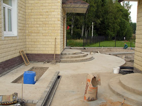 Ведётся реконструкция крыльца и подготовка бетонного основания для укладки камня.